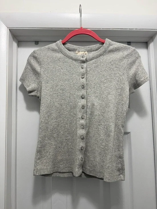 Universal Threads Button Front Top - Picture 1 of 3